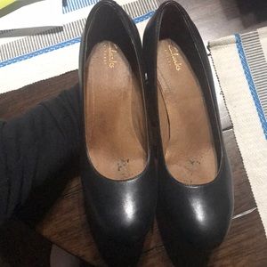 Clarks black leather pump size 9 heels